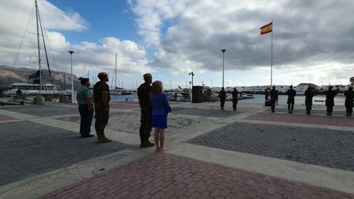 Emocionante arriado de la Bandera Nacional en las ocho islas de Canarias