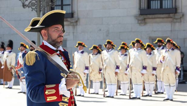 Relevo de la Guardia e izado de bandera en el Alcázar de Toledo