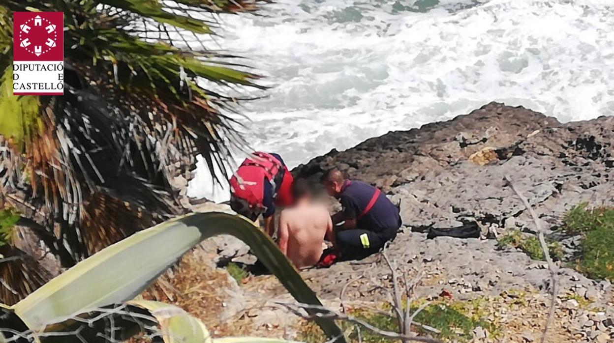 Momento del rescate de los menores en Oropesa