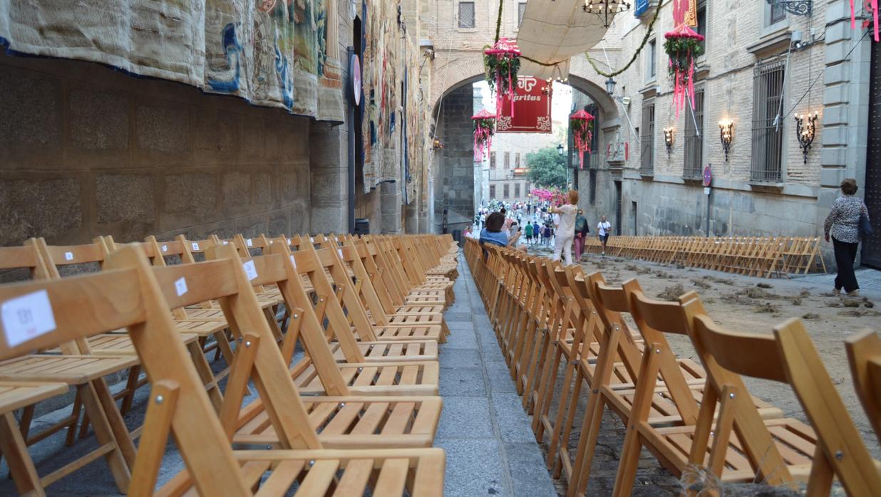 Sillas colocadas en la calle Arco de Palacio