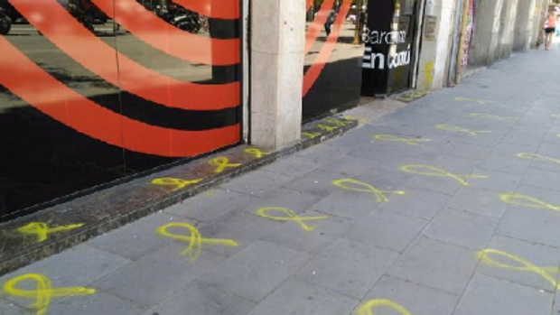 El partido de Ada Colau denuncia pintadas de lazos amarillos ante su sede