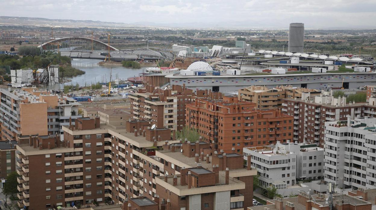 Vista panorámica de Zaragoza, con los edificios de la Expo al fondo