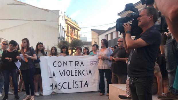 Cacerolada de protesta y dos días de luto en Alboraya por el asesinato de una mujer