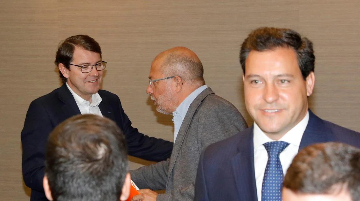 Igea y Mañueco se saludan en la primera reunión mantenida para avanzar en el pacto, la pasada semana