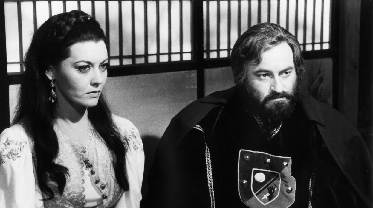 Paul Naschy junto a Beatriz Escudero, en la película «La bestia y la espada mágica»