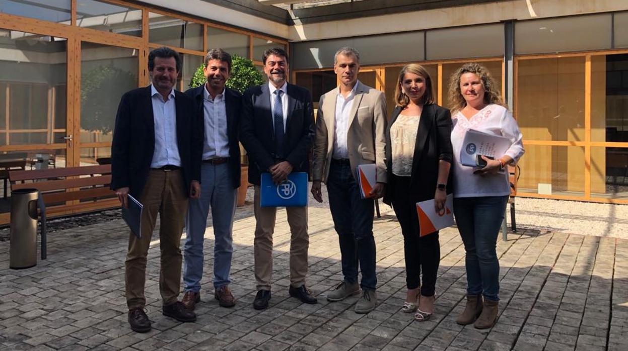Representantes del PP y Ciudadanos reunidos este lunes para negociar un acuerdo de gobierno en el Ayuntamiento de Alicante