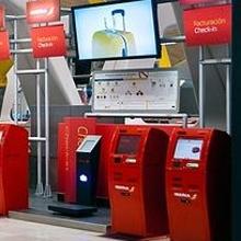 Máquinas de auto check-in de Iberia en un aeropuerto