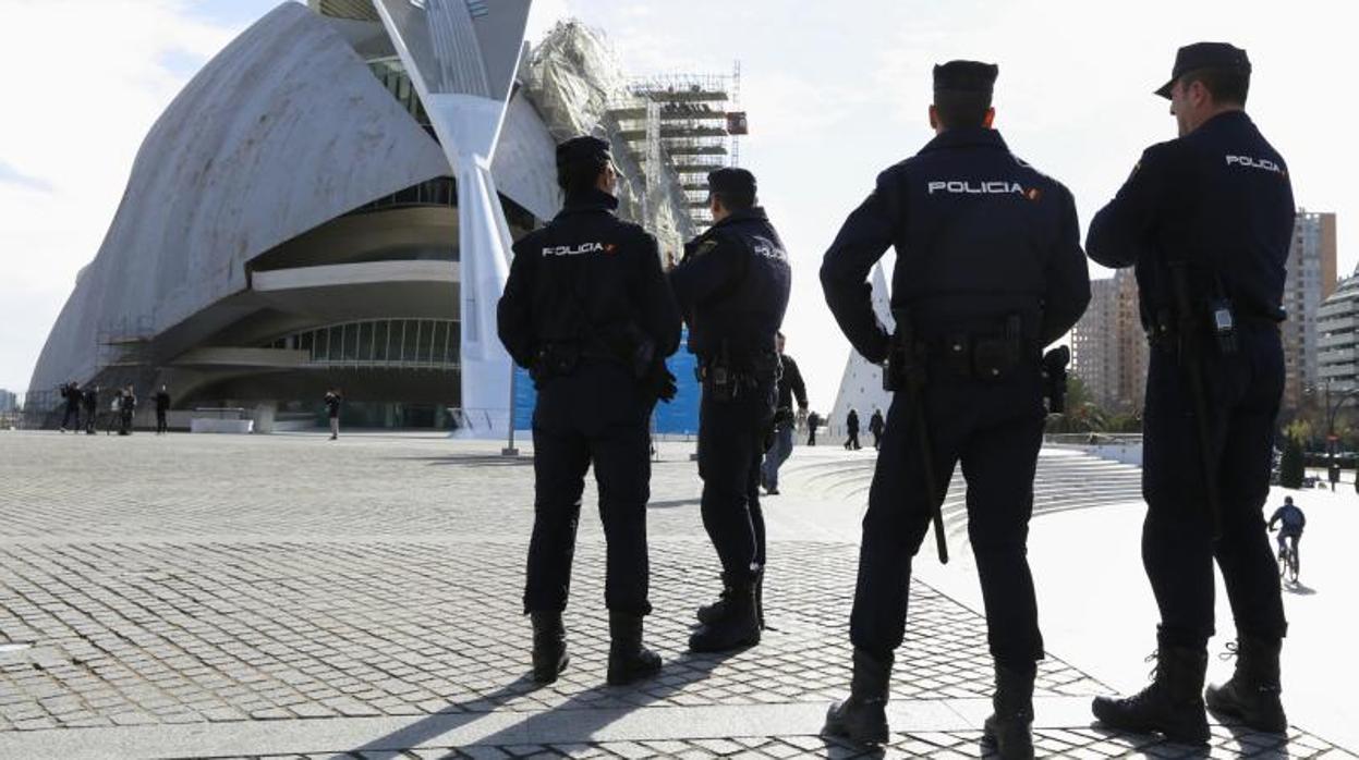 Efectivos de la Policía Nacional en Valencia