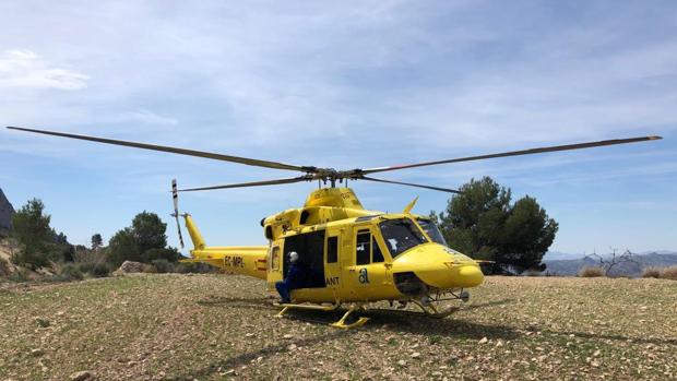 Rescatan en helicóptero a un anciano al que se le volcó encima un tractor