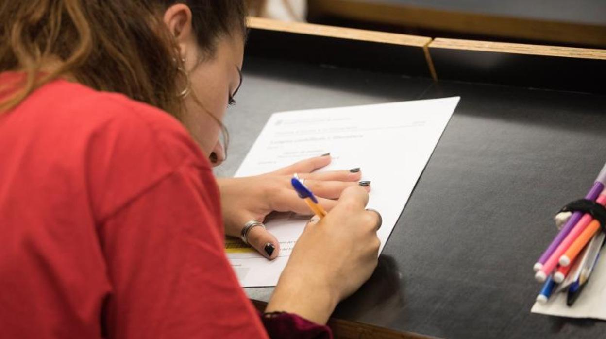 Una alumna realiza estas pruebas en Cataluña