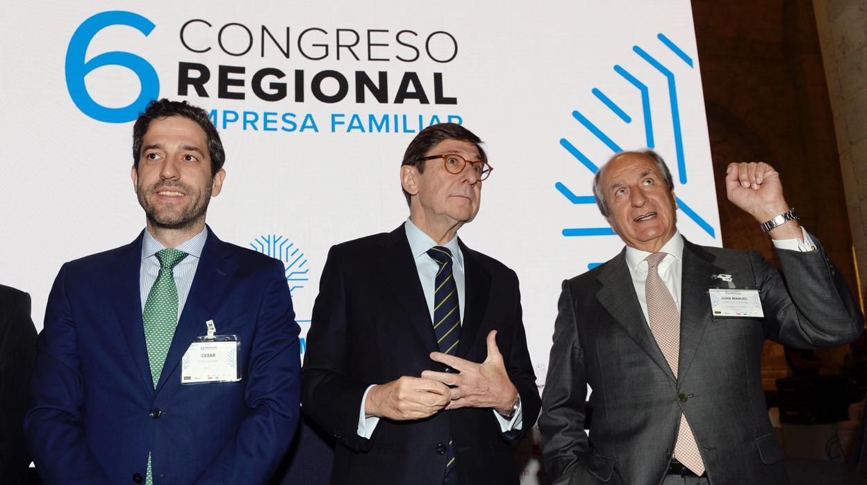 Pontviane (i), Goirigolzarri (c) y González Serna (d) durante el 6 Congreso de Empresa Familiar de Castilla y León