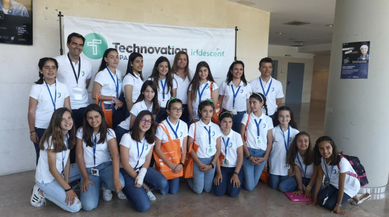 Voluntarias y voluntarios participantes en la iniciativa Technovation Challenge