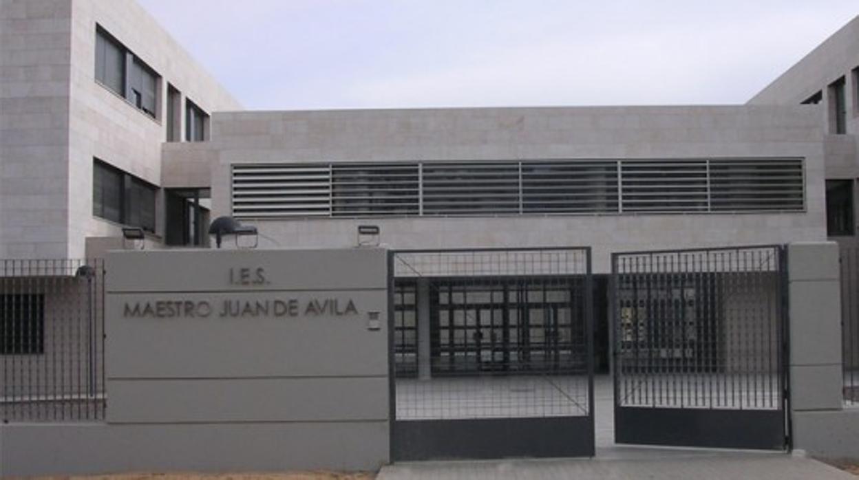 Puerta de acceso al instituto Maestro Juan de Ávila