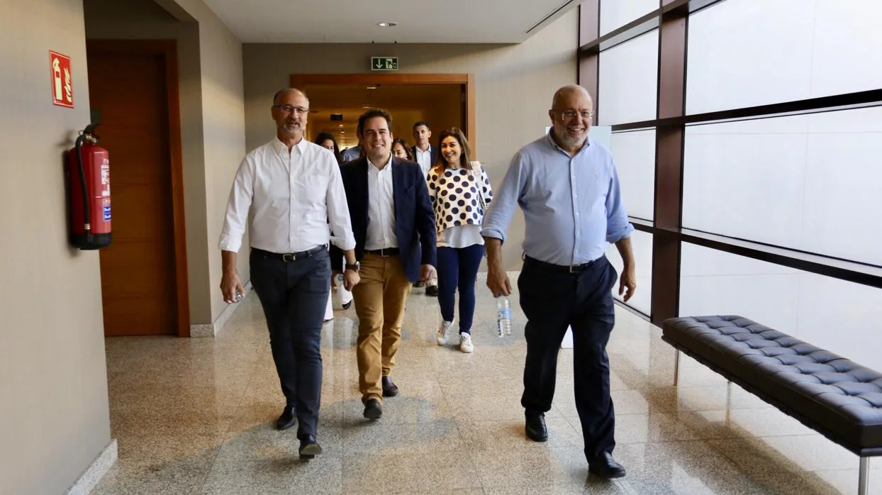 Igea, acompañado de procuradores electos de su partido