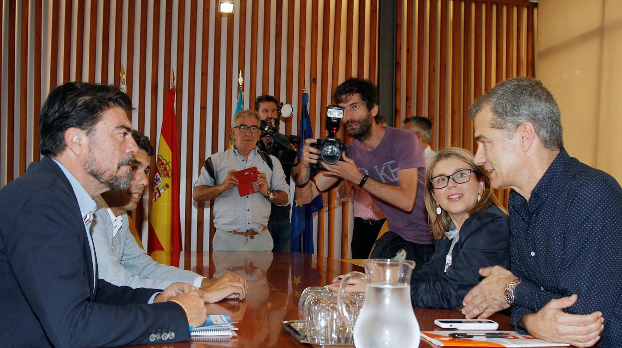 El alcalde de Alicante en funciones, Luis Barcala, y su compañero del PP, Carlos Mazón, durante la reunión con el líder de Ciudadanos en la Comunitat Valenciana, Toni Cantó y su compañera Mari Carmen Sánchez