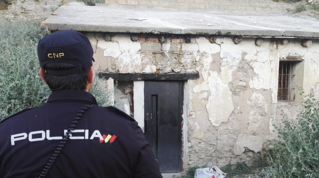 Un agente, ante la casa-cueva en la que se vendía droga