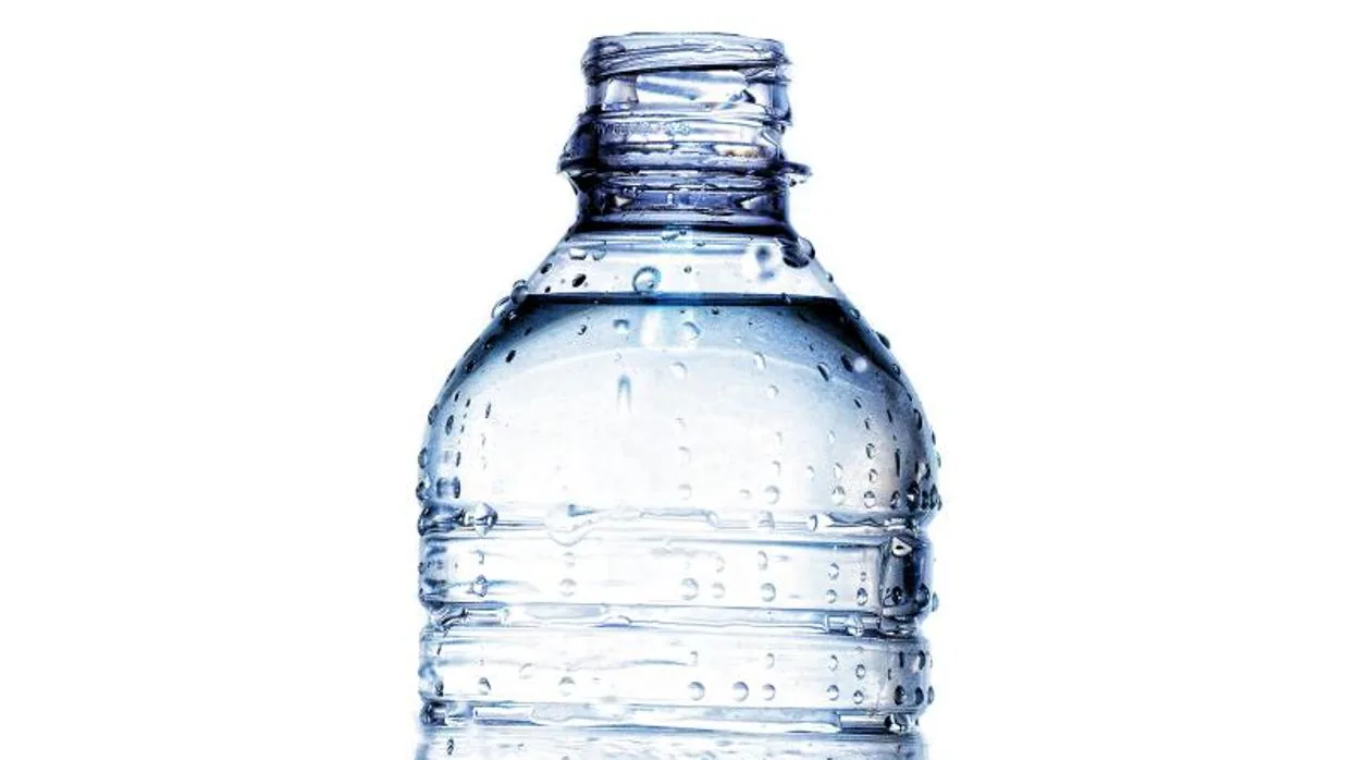 Una botella de agua mineral