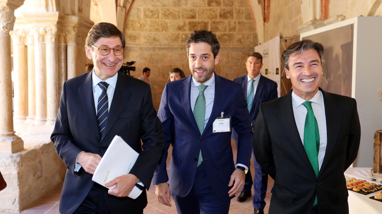 El presidente de EFCL, César Pontvianne (C), y el presidente de Bankia, José Ignacio Goirigolzarri, antes de comenzar el VI Congreso regional de Empresa Familiar de Castilla y León (EFCL)
