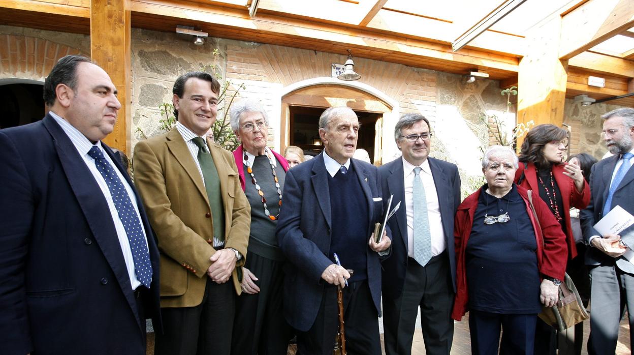 Una imagen para el recuerdo. Teresa del Río junto a García Tizón, Fraga Iribarne, Agustín Conde y Vicente Tirado en 2008, en un acto celebrado en Toledo por la Asociación de Jubilados Ximénez de Cisneros