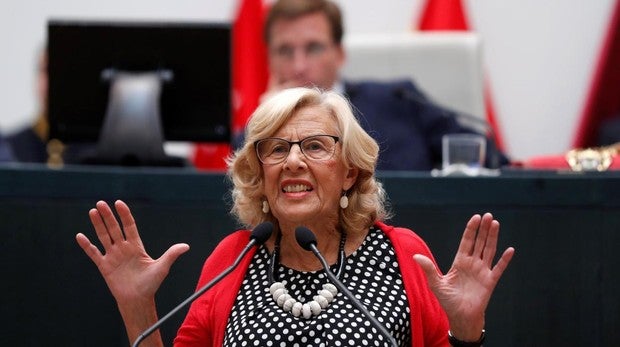 Carmena hace alegato feminista en su despedida y pide a Almeida cuidar la democracia que «tanto costó traer»