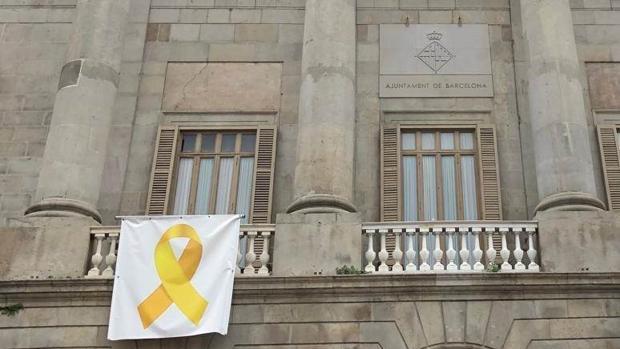 Ada Colau volverá a poner un lazo amarillo en el balcón del Ayuntamiento de Barcelona