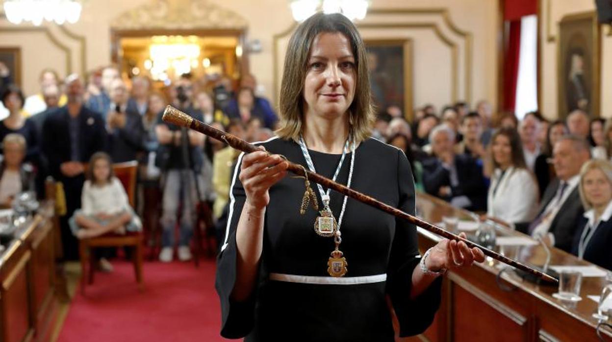 Lara Méndez posa con el bastón de mando, instantes después de ser elegida alcaldesa