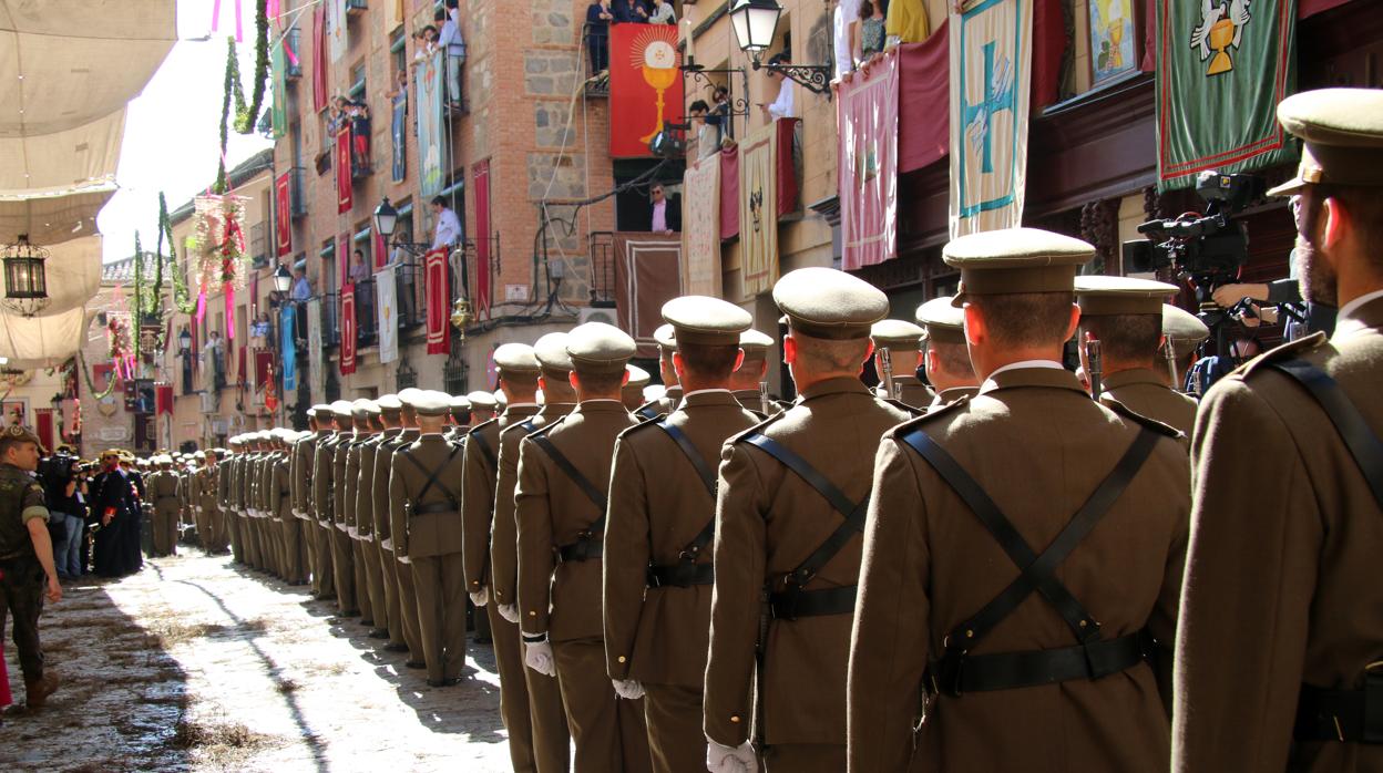 Militares de la Academia de Infantería en la procesión del Corpus de Toledo