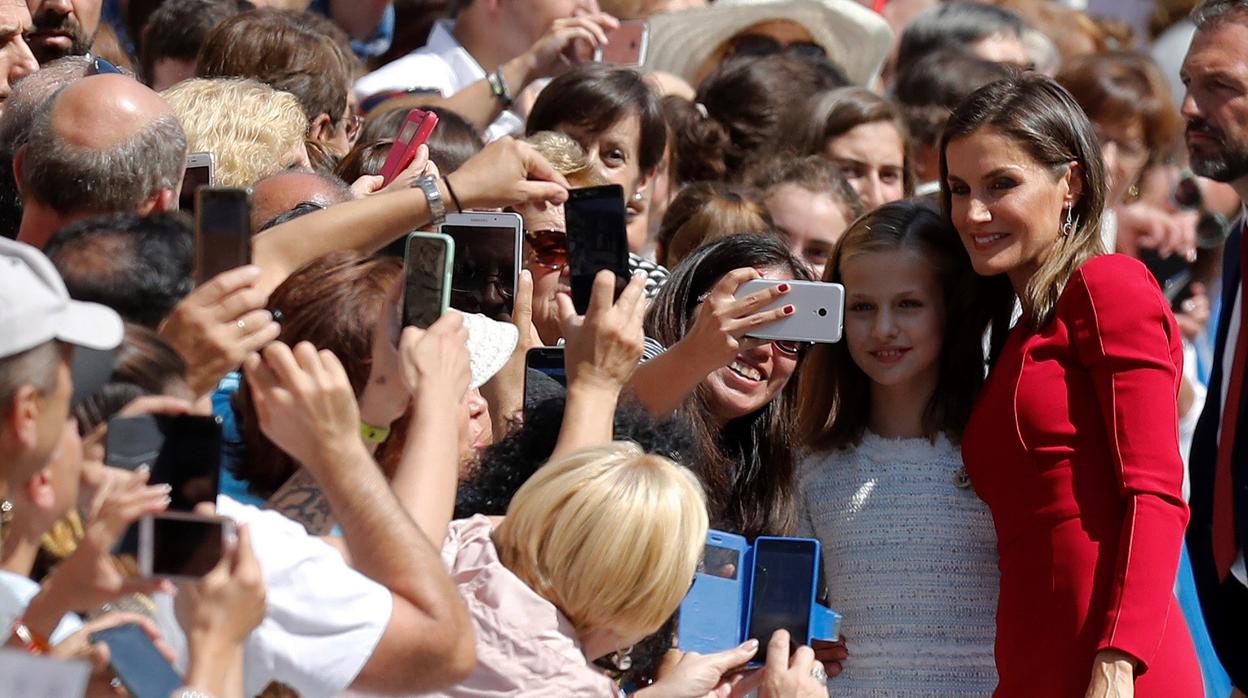 La Princesa saluda al público en Covadonga en presencia de la Reina