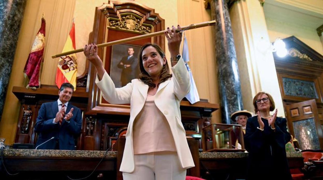 Inés Rey, con el bastón de mando como primera alcaldesa de La Coruña