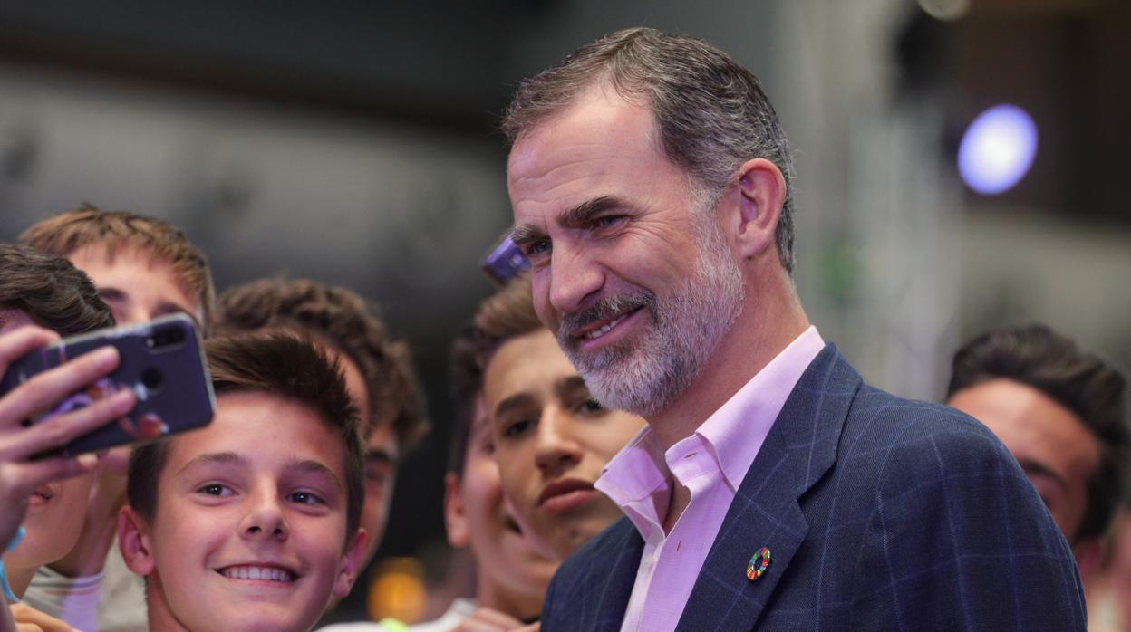 El Rey, junto a varios niños inaugurando en La Nave de Madrid el festival de innovación #Imperdible_04