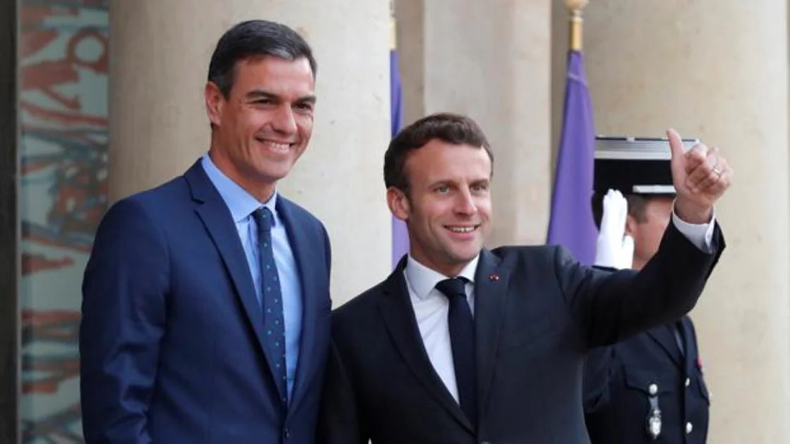 El presidente del Gobierno en funciones, Pedro Sánchez, y su homólogo francés, Emmanuel Macron