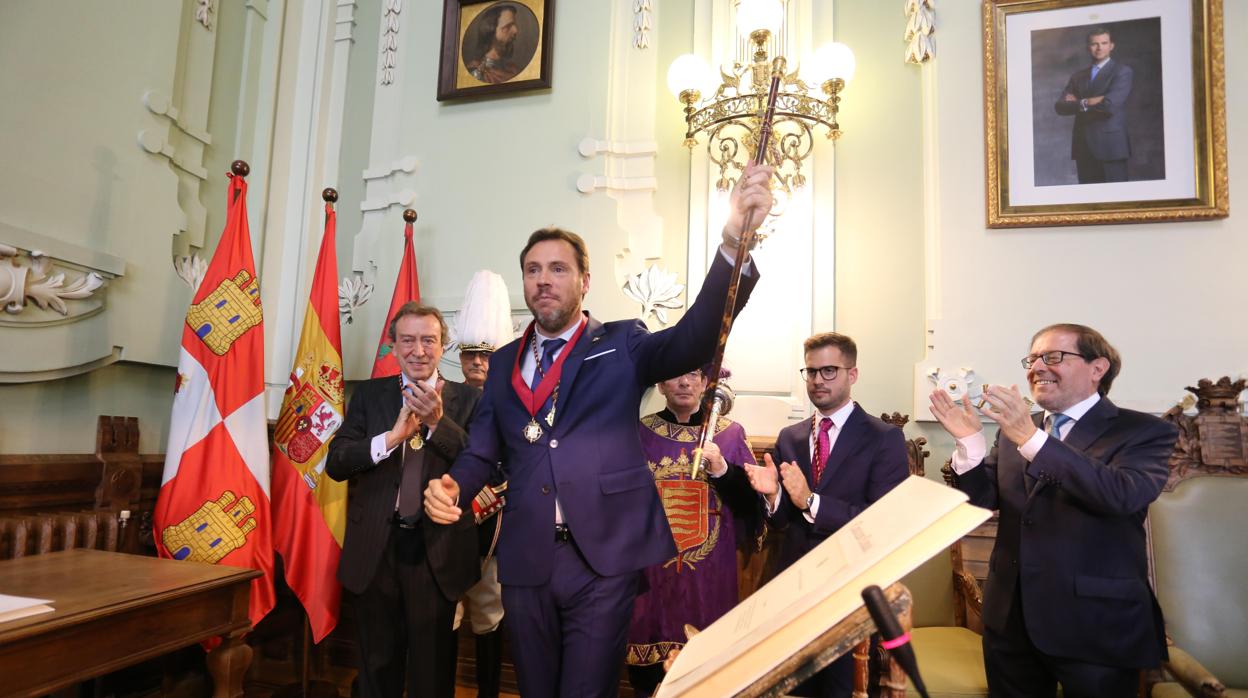 Puente recibe el bastón de mando de manos de De Santiago-Juárez