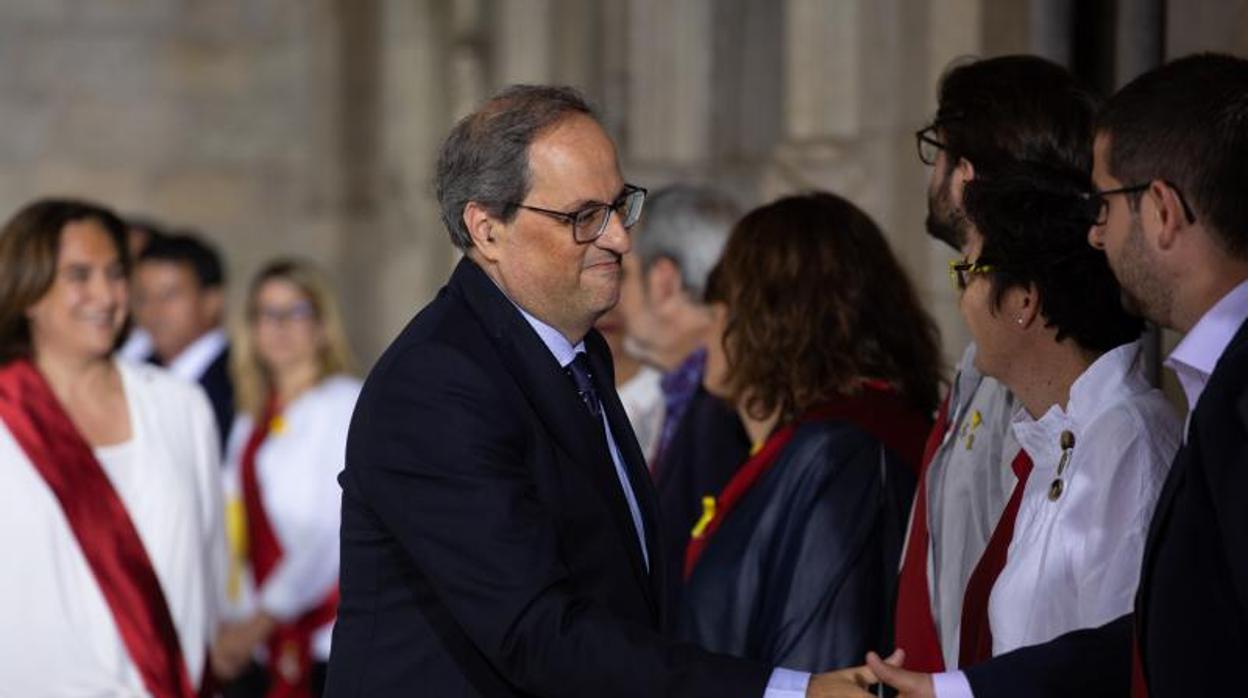 Torra,, saludando a los ediles de Barcelona