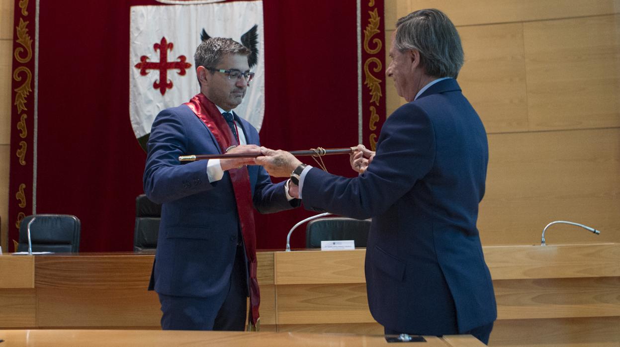 Ignacio García de Vinuesa (PP) entrega el bastón de mando a Rafael Sánchez (PSOE)