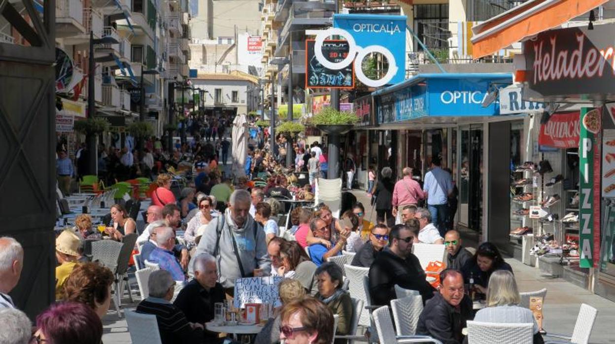 Una calle turística con comercio y hostelería en Benidorm