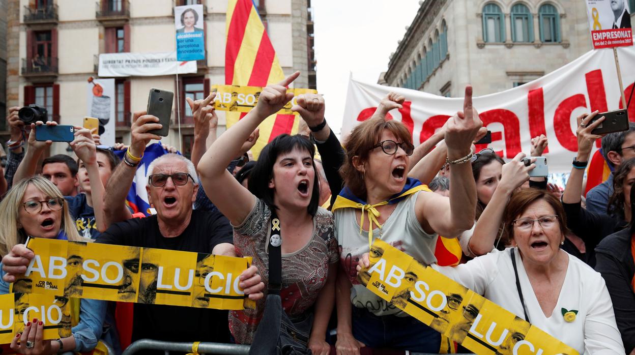 Manifestantes independentistas durante el pleno de investidura de Ada Colai