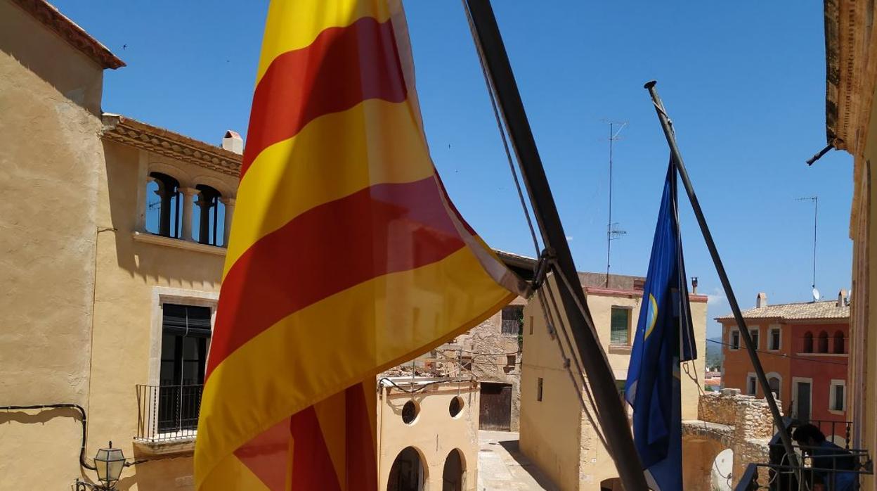 Banderas colgadas del Ayuntamiento de Altafulla