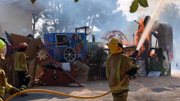 La asociación APCA celebra su tradicional Cremà de Fogueres en Alicante