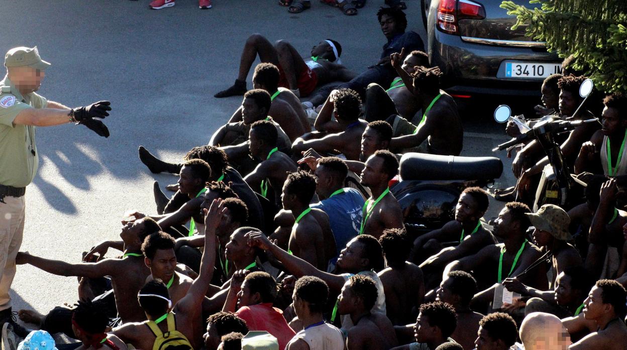 Decenas de inmigrantes tras acceder a Ceuta