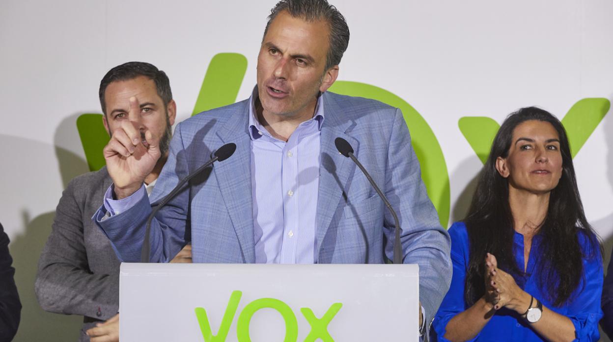 Ortega Smith, acompañado por Santiago Abascal y Rocío Monasterio, en un acto de Vox