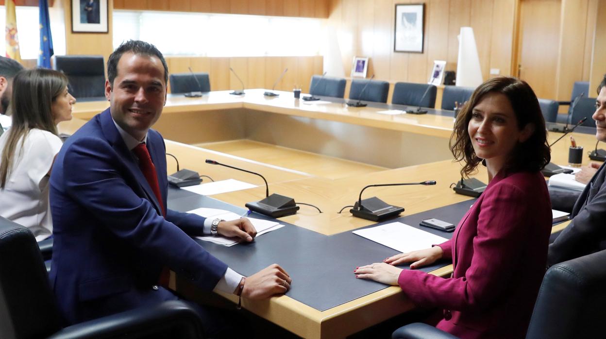 Ignacio Aguado (Cs) e Isabel Díaz Ayuso (PP) en la reunión que celebraron ayer para alcanzar un acuerdo y cogobernar la Comunidad de Madrid