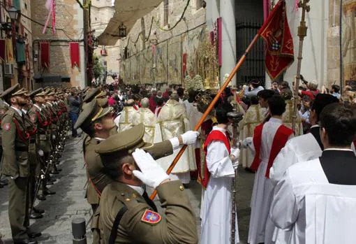Militares, a la salida de la cuestodia por la puerta Llana de la catedral