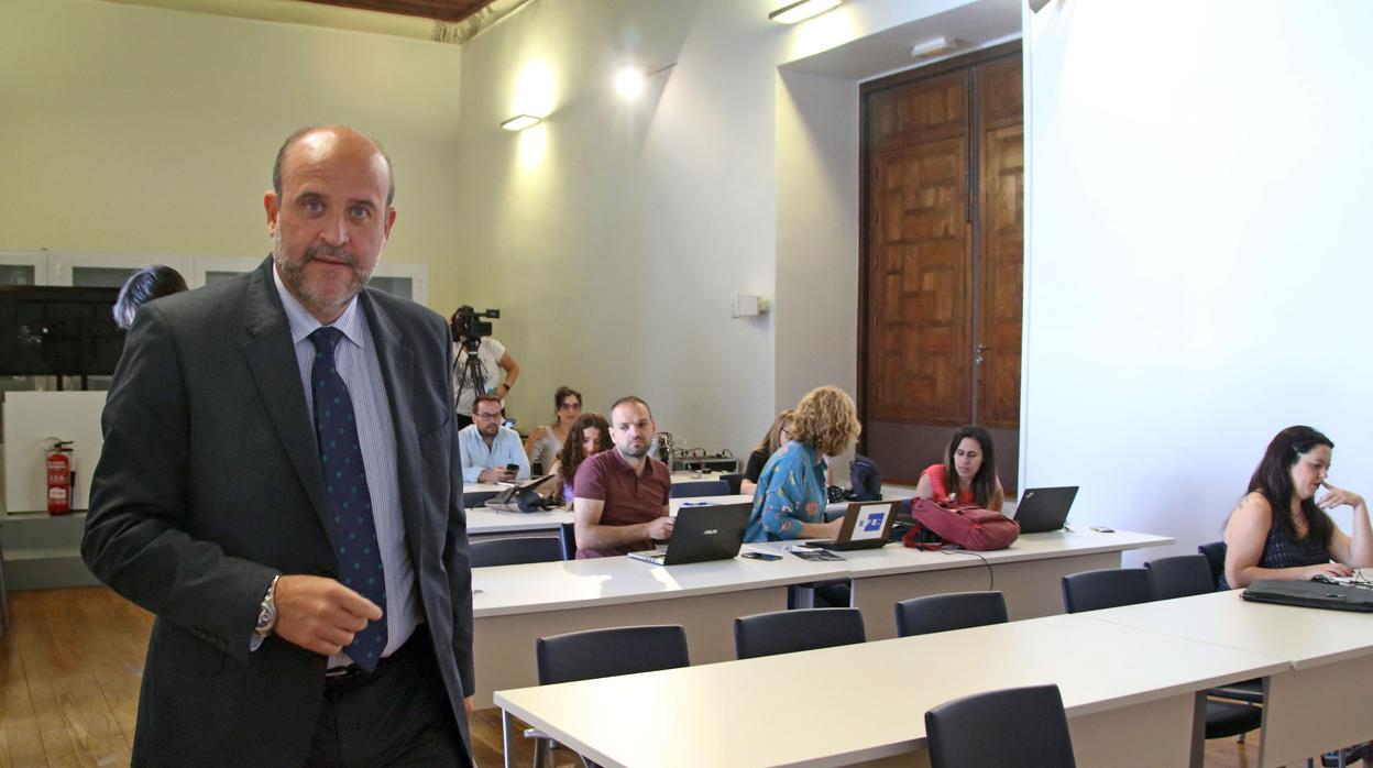 El vicepresidente primero, José Luis Martínez Guijarro, llega a la sala de prensa del Palacio de Fuensalida