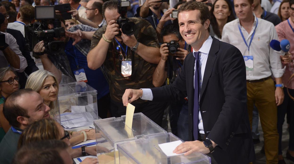 Pablo Casado depositando su papeleta en la votación final de las primarias del PP, el 21 de julio de 2018