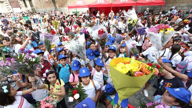 Más de 1.200 niños llenan de flores la catedral