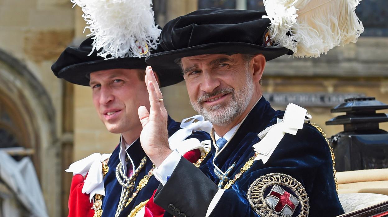 El rey Felipe VI, junto al príncipe Guillermo de Inglaterra, saluda desde el carruaje que les traslada al Castillo de Windsor,