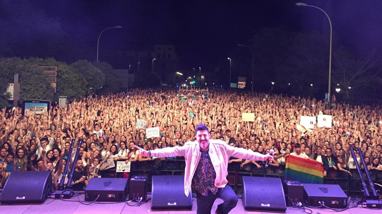 El periodista, Tony Aguilar posa con todos los asistentes al concierto en el paseo de Merchán