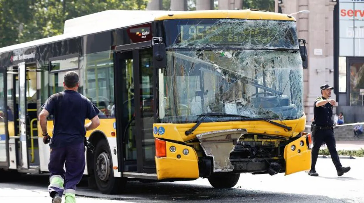 Detalle de uno de los dos buses implicados en el accidente