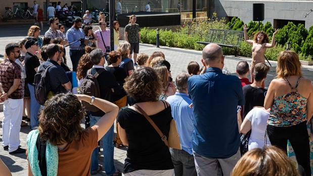 La Generalitat subvenciona un espectáculo nudista protagonizado por una mujer en la Universidad de Valencia