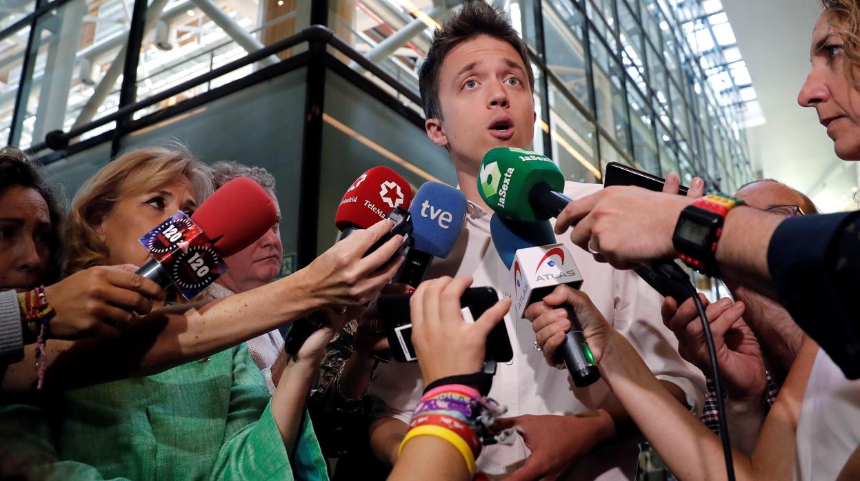 El líder de Más Madrid en la Comunidad, Íñigo Errejón, con los medios de comunicación